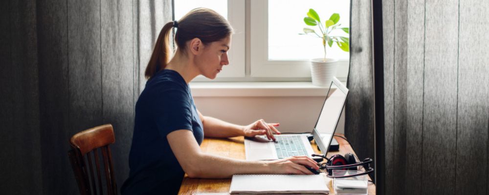 Kvinna som arbetar vid en dator