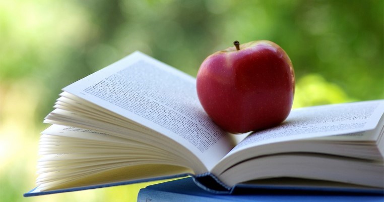 Äpple på en uppslagen bok