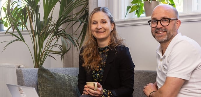 Kvinna och man i samtal