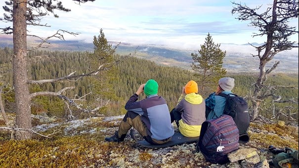 Elever sitter vid bord i klassrum.
