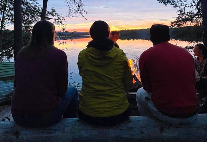 Deltagare myser vid lägerelden