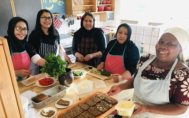 Kvinnor runt ett bakbord