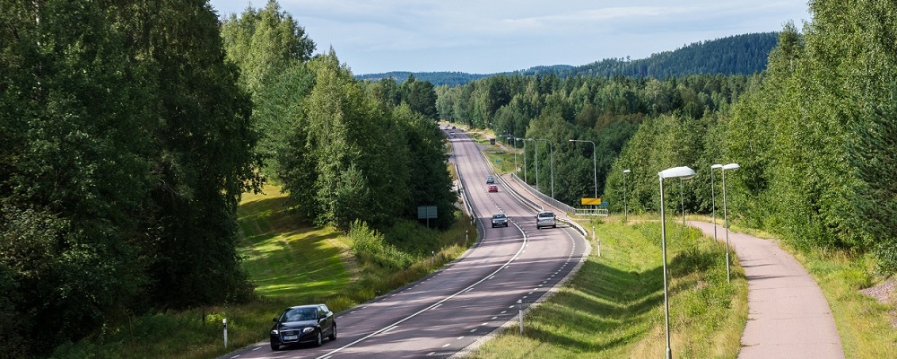 Motorväg med bilar i Dalarna