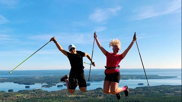 Hoppande skidåkare
