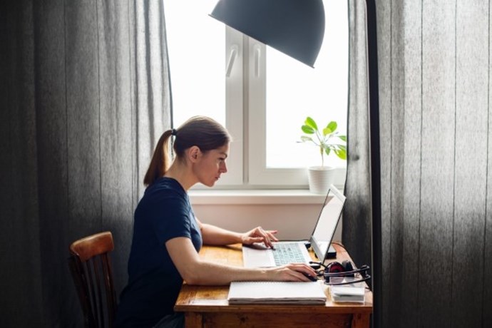 Kvinna sitter framför dator