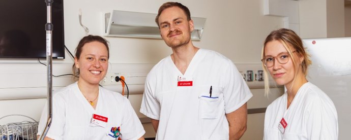 Tre läkarstudenter i ett undersökningsrum.