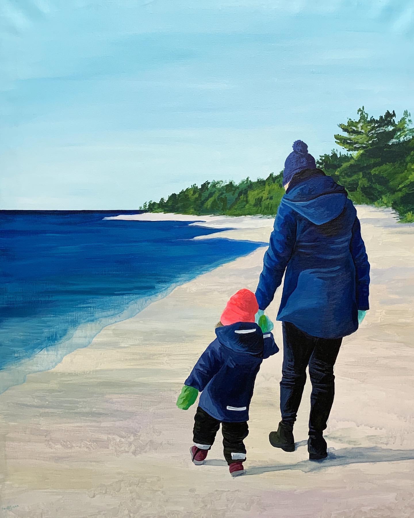 Akrylmålning som visar ett litet barn och en vuxen på promenad, hand i hand på en tom  sandstrand en januaridag. 