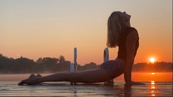Yoga i kvällssol på brygga