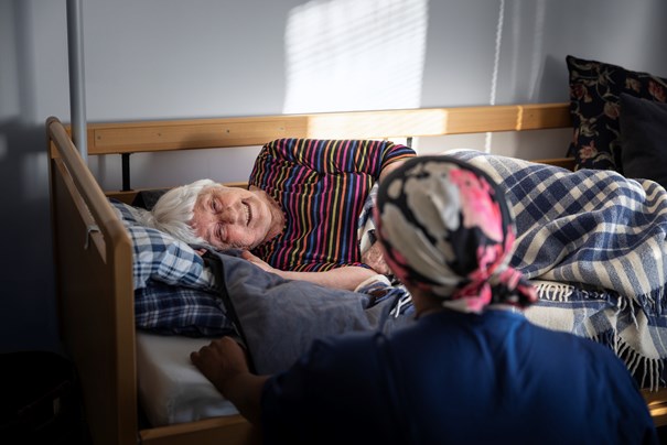 Två personer tittar mot varandra och ler.