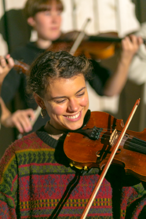 Ung kvinna som spelar fiol