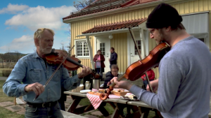 Två män som spelar fiol