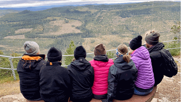 Människor tittar på utsikten från ett berg
