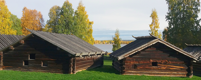 gamla byggnader och sjö