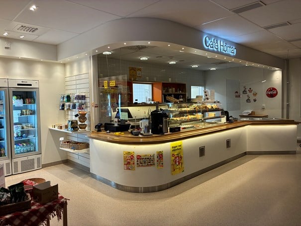 kassa med hyllor av fikautbud på café hörnan