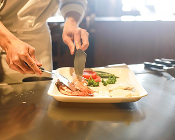 Yogapose på brygga i solnedgång