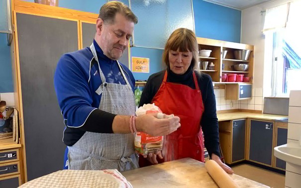 Yogapose på brygga i solnedgång
