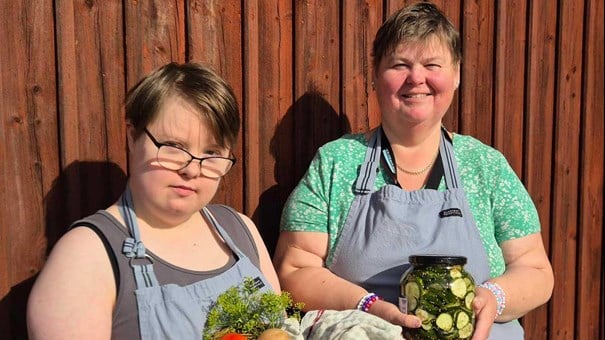 deltagare med grönsakskorg