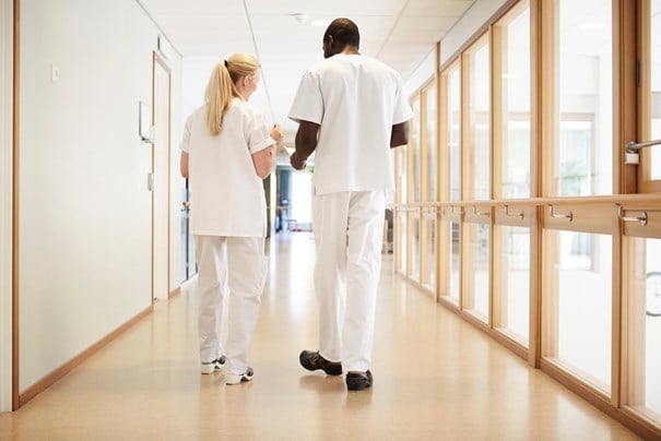 Två medarbetare i en korridor.