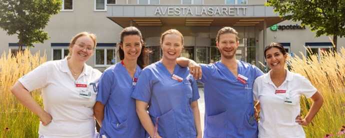 Fem AT-läkare står framför entrén till Avesta lasarett.