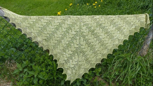 stickad tröja och mössa