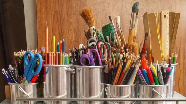 Färgpännor i hinkar