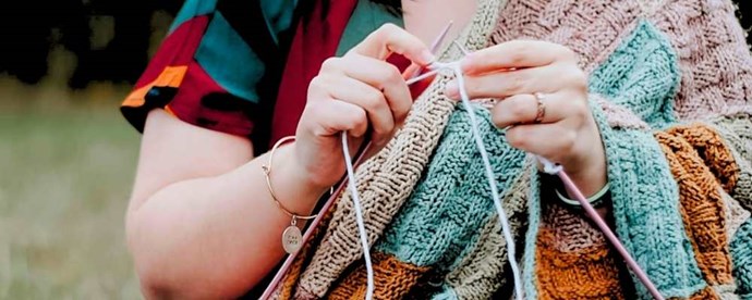 Händer som stickar