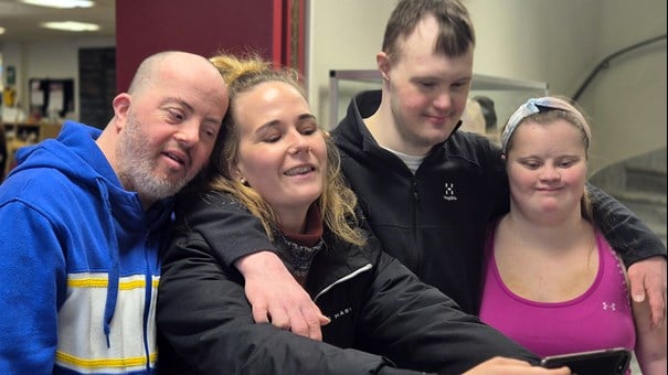 deltagare med grönsakskorg