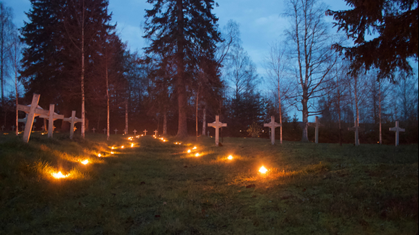 Maschaller på kyrkogård.