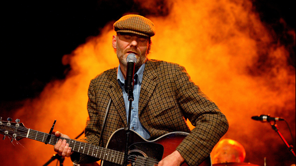 Kulturpristagare Peter Carlsson på scenen med en gitarr