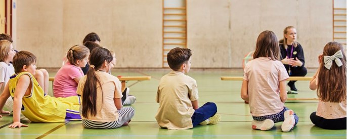 Möte med barn i gymnastiksal