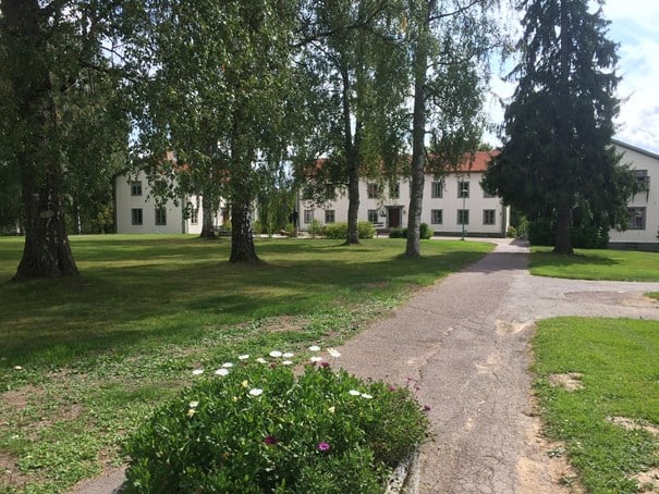 Huvudbyggnaden på Fornby på sommaren.