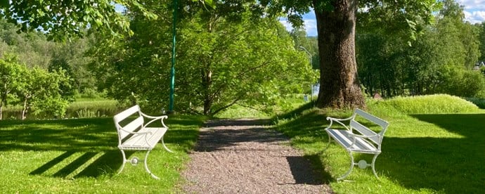 Bänkar i naturen