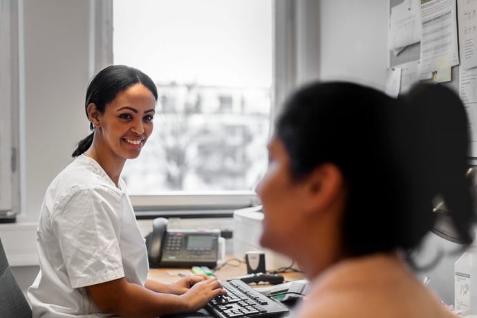 Läkare och patient samtalar. Foto. 