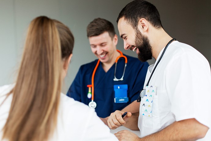 Vårdpersonal samtalar glatt. Foto. 