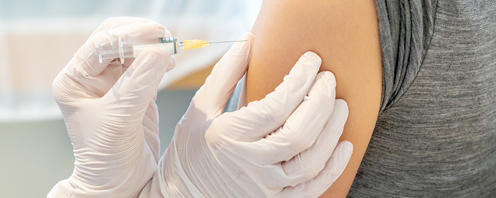 Vårdmedarbetare som vaccinerar patient. Vårdmedarbetare som vaccinerar patient.