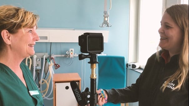 Vårdpersonal och filmteam.
