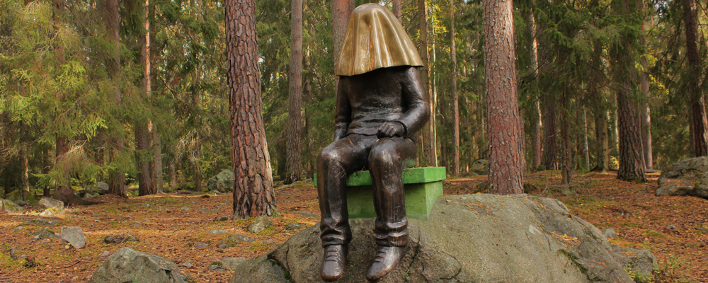 Man with drapery, skulptur av en man på en sten i skogen:. Konstnär Fredrik Raddum 2015. Foto Anna Asplind