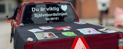 EPA-traktor med texten Du är viktig - Självmordslinjen tel 90101 på bakrutan. 