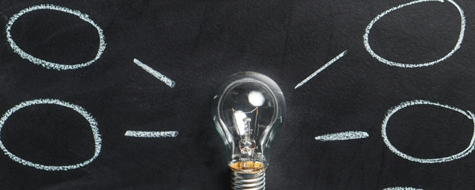 Glödlampa med tankebubblor runt sig. 