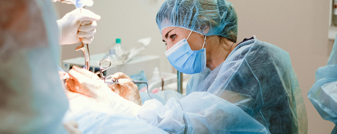 Kirurg opererar. Foto. 