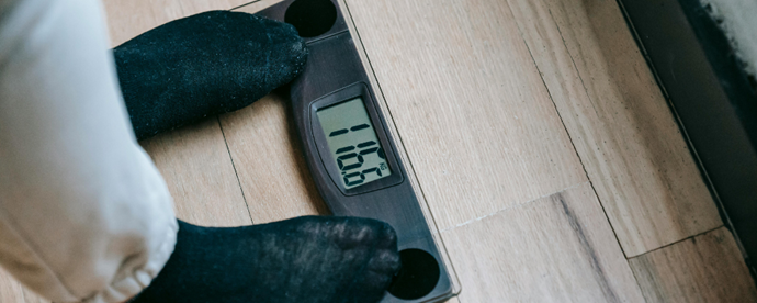 Fötter på personvåg. Foto. 