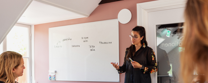 Person håller föredrag. Foto.