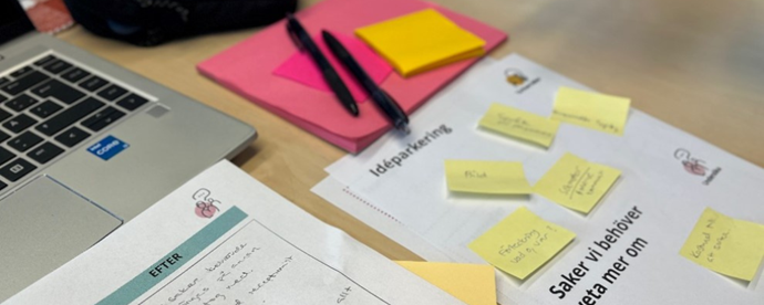 Post it-lappar på ett skrivbord. Foto. 