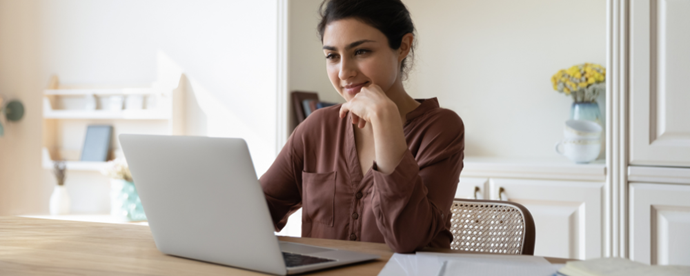 Person vid dator. Foto.