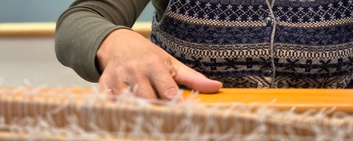 Hand på vävstol