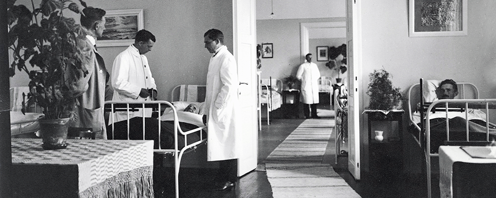 Övervakningsavdelning på Säters hospital, svartvit bild med patienter och personal, alla män.